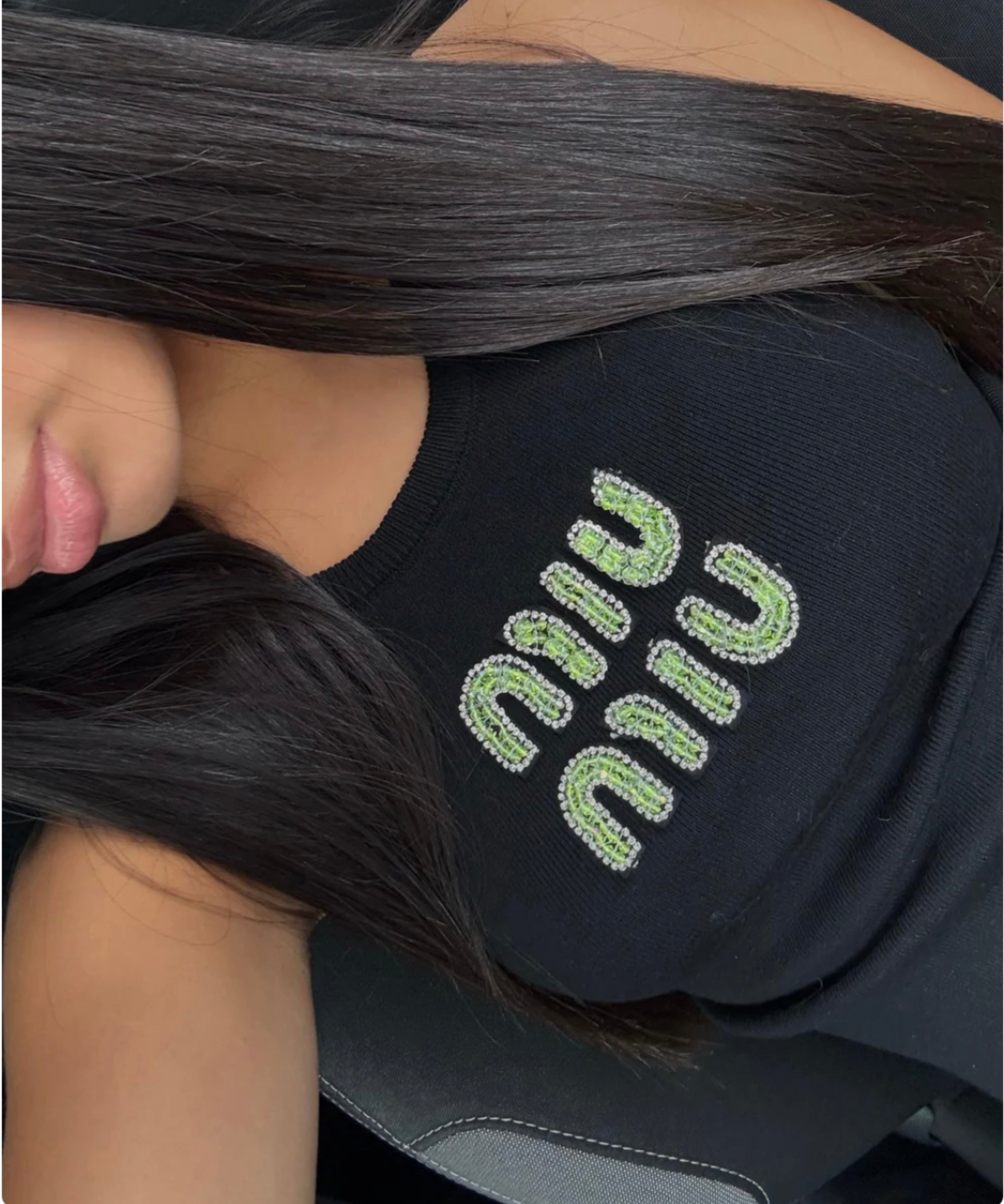 TOP MIU MIU NOIR AVEC LOGO BRODÉ VERT