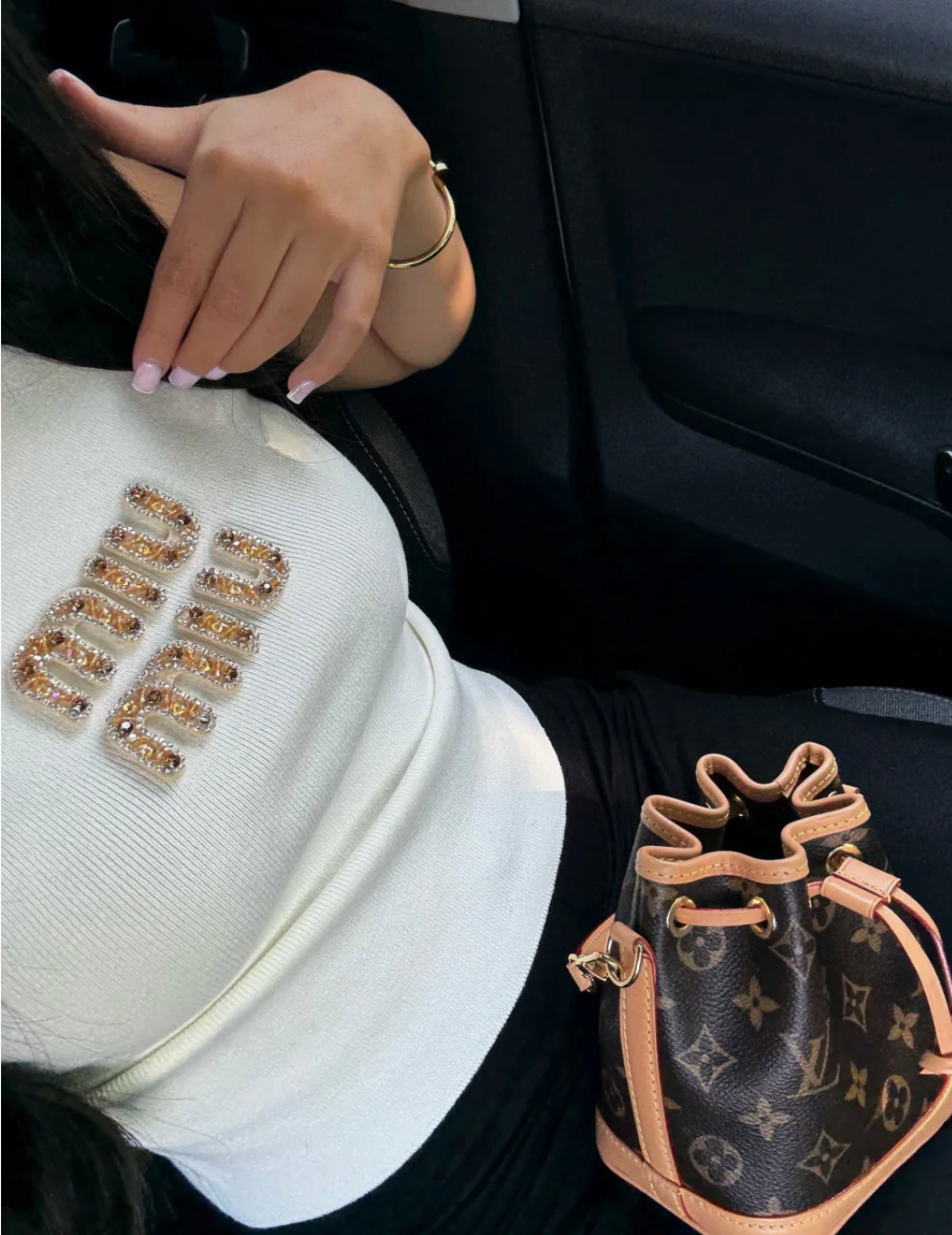 TOP MIU MIU BLANC AVEC LOGO BRODÉ DORÉE