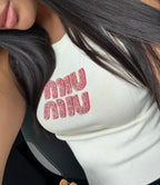 TOP MIU MIU BLANC AVEC LOGO BRODÉ ROSE
