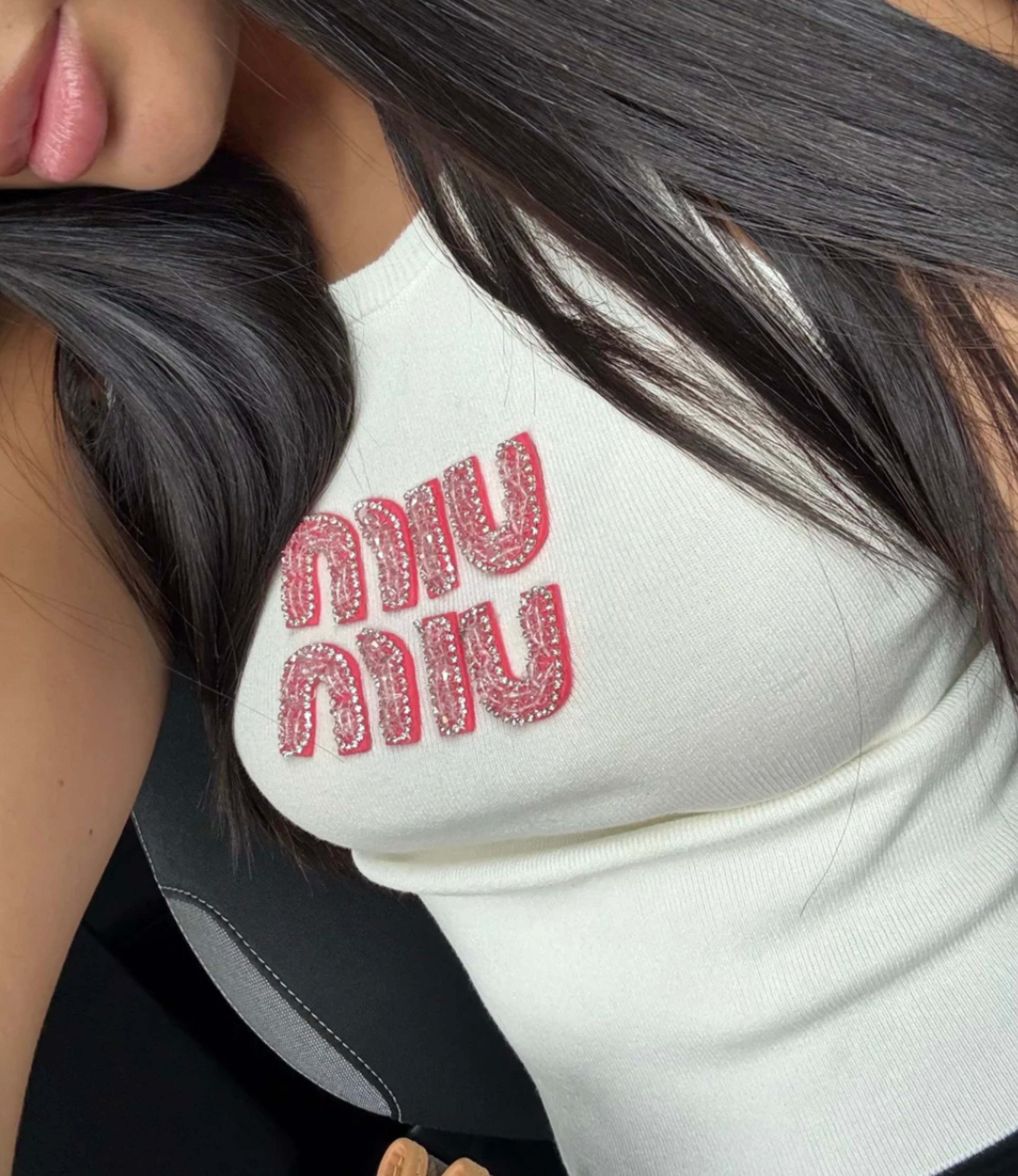 TOP MIU MIU BLANC AVEC LOGO BRODÉ ROSE
