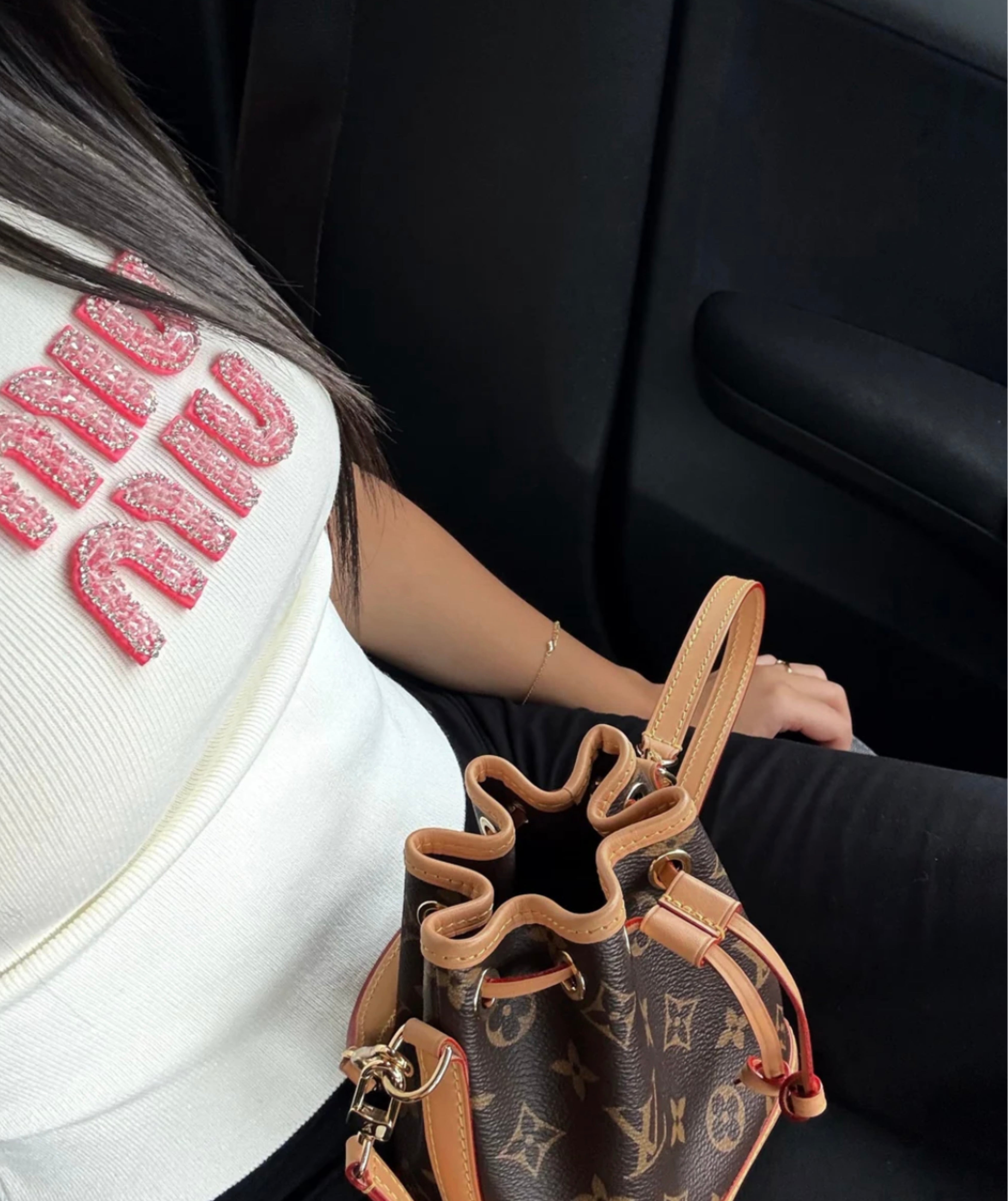 TOP MIU MIU BLANC AVEC LOGO BRODÉ ROSE