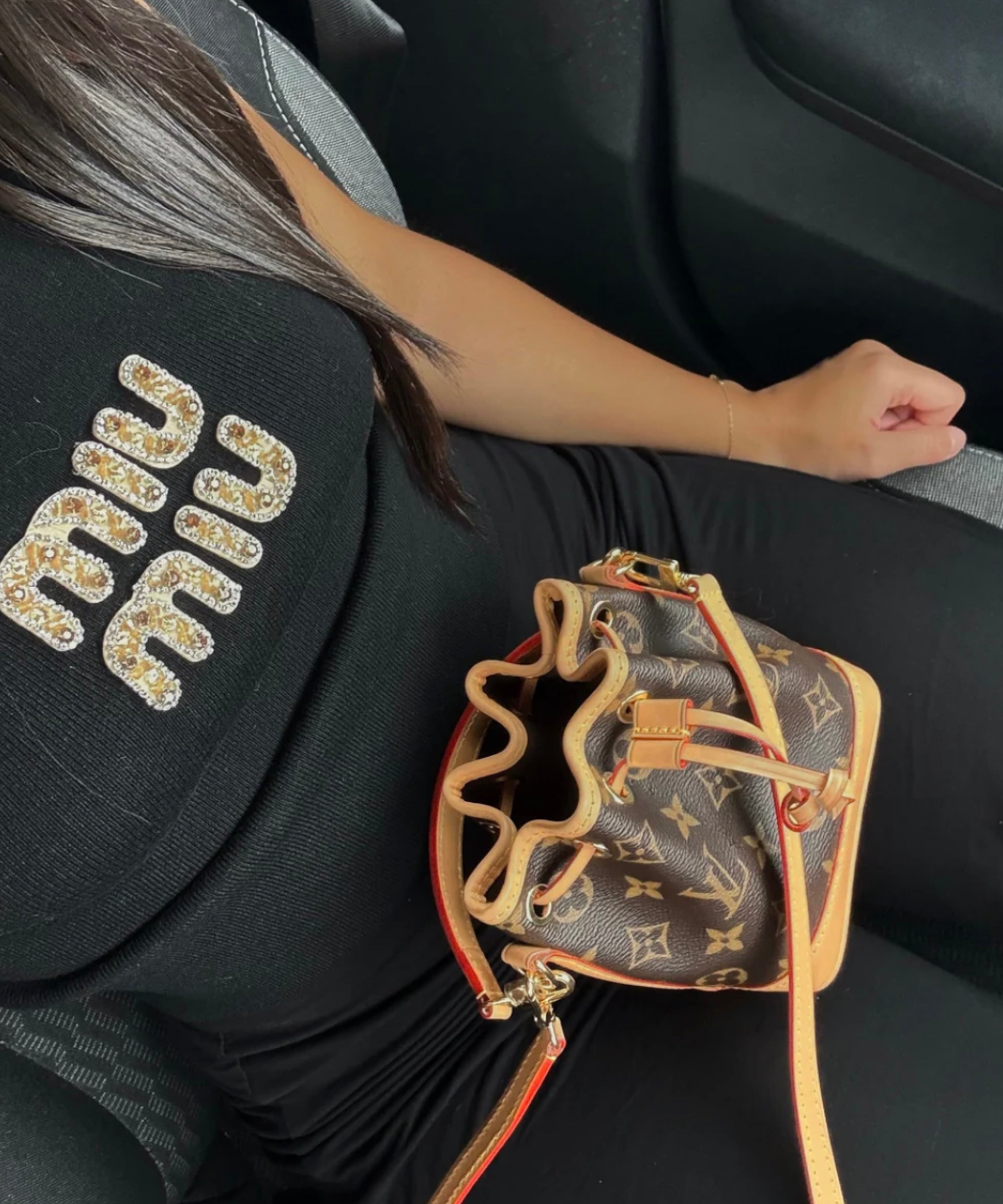 TOP MIU MIU NOIR AVEC LOGO BRODÉ DORÉE