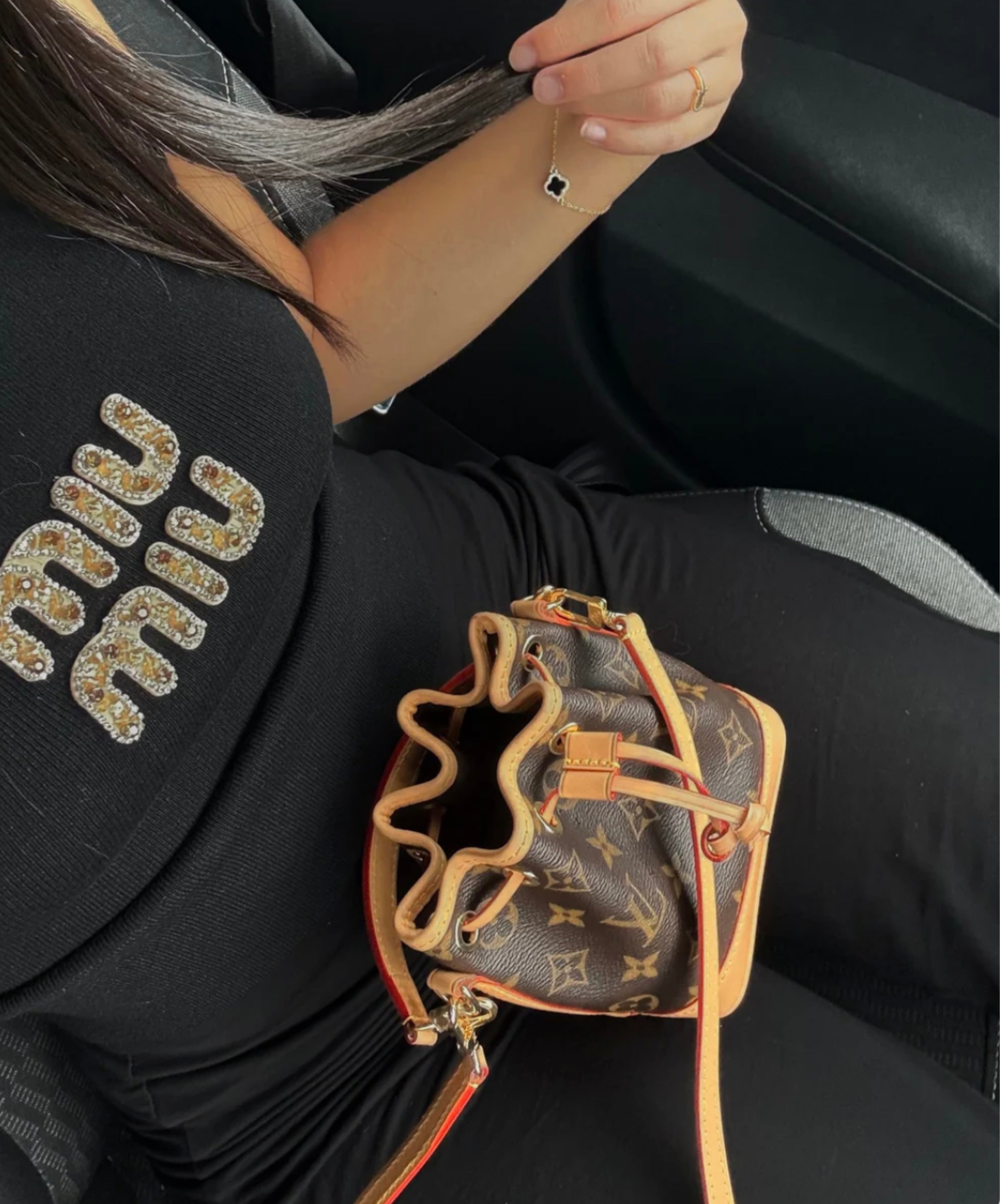 TOP MIU MIU NOIR AVEC LOGO BRODÉ DORÉE