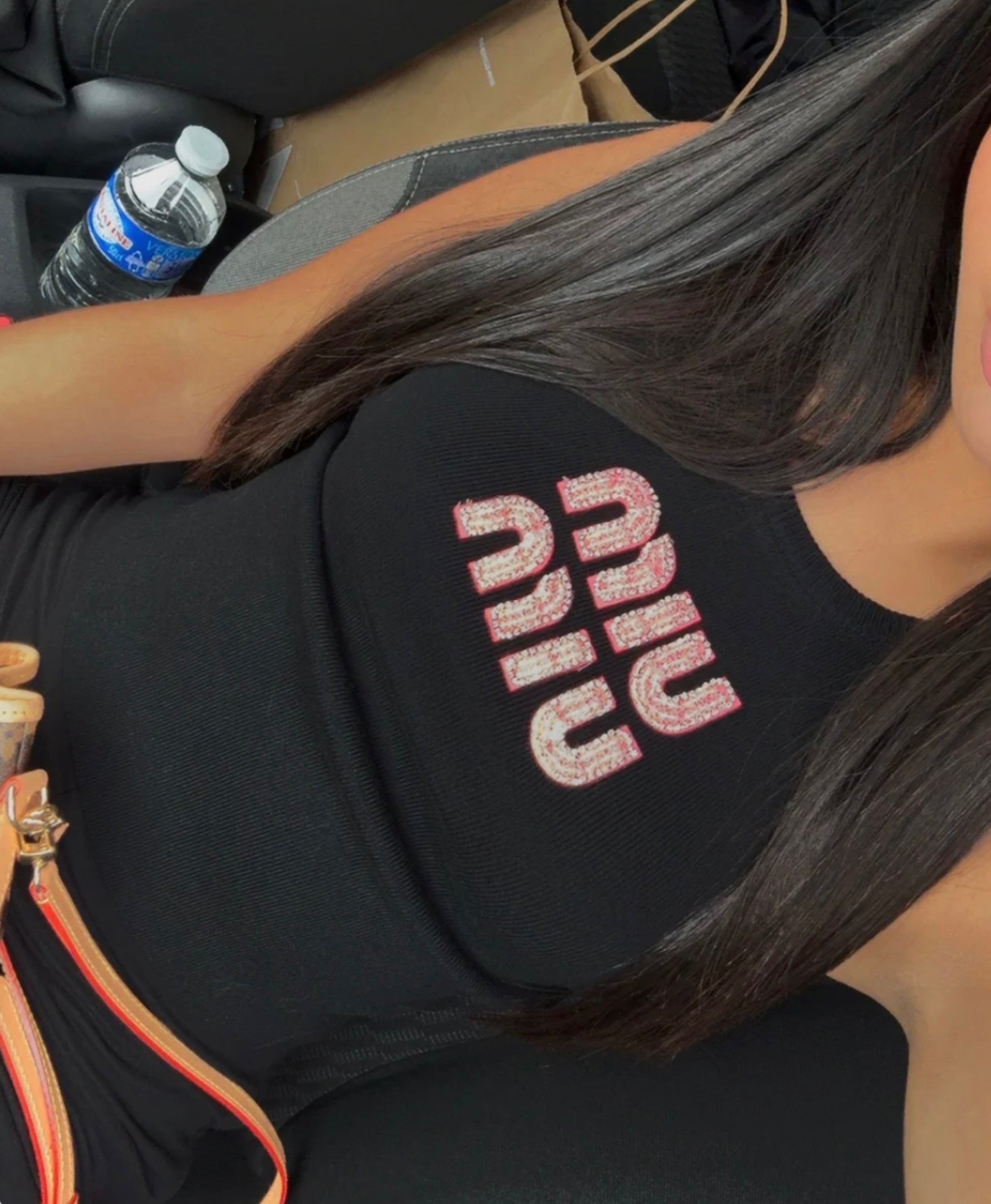 TOP MIU MIU NOIR AVEC LOGO BRODÉ ROSE