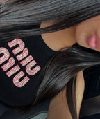 TOP MIU MIU NOIR AVEC LOGO BRODÉ ROSE